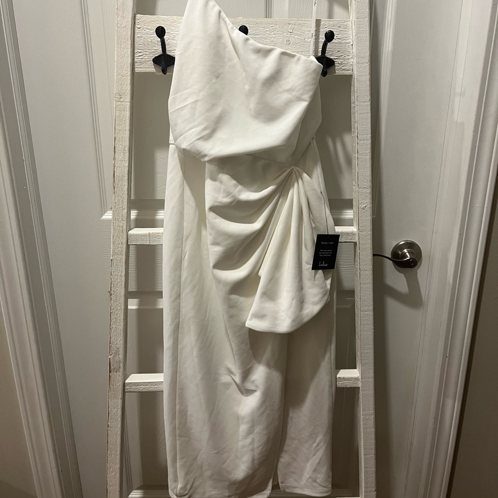 NWT Lulu’s white dress with slit.